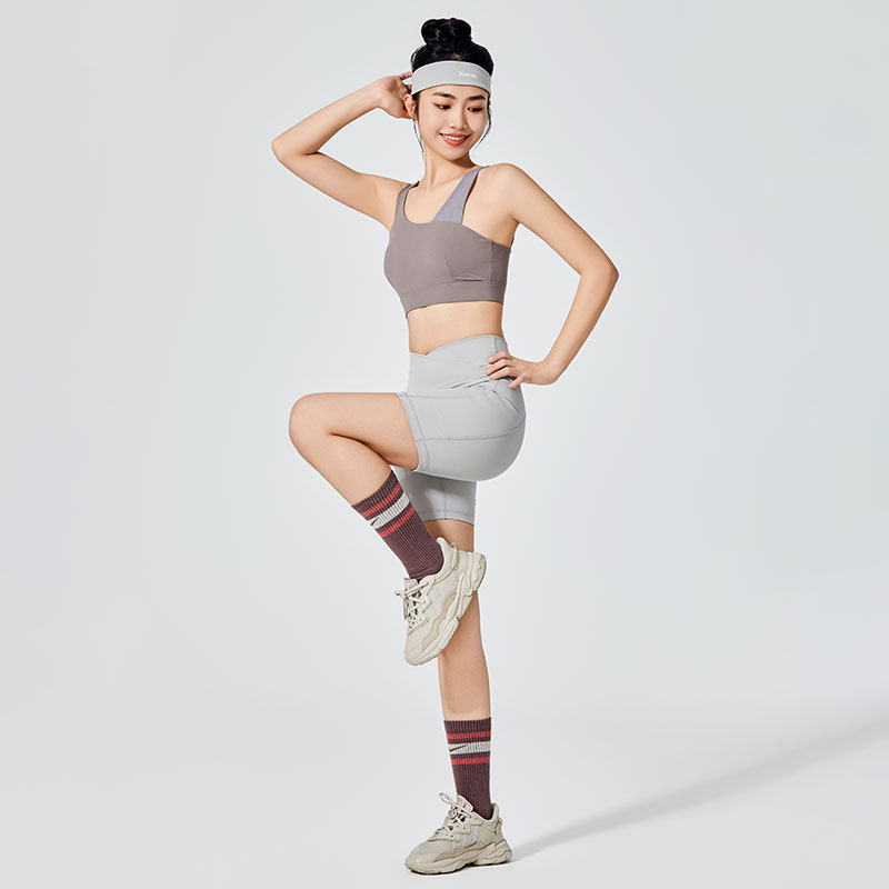 Byly uvedeny na trh nové dámské sportovní šortky v šedé barvě pro pohodlí a styl?