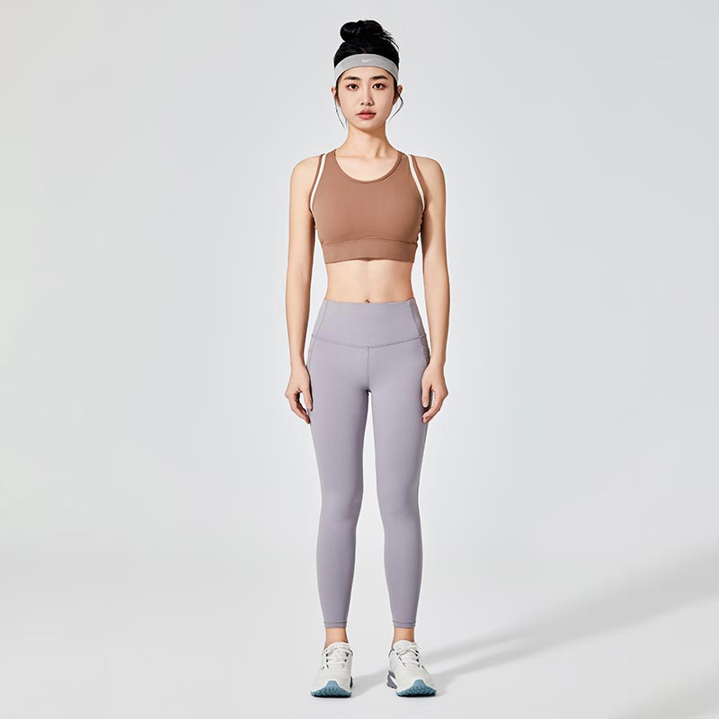 Mohla by hnědá sportovní podprsenka Simple Line potenciálně předefinovat pohodlí a styl pro aktivní ženy?